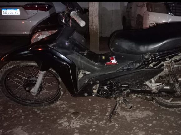 Circulaba en una moto que arrancaba con cables pelados y tenía todas las numeraciones limadas