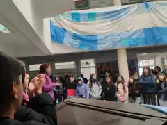 Tras otra sentada por el frío en la Secundaria 2, aseguraron que la próxima semana llegarán las calderas