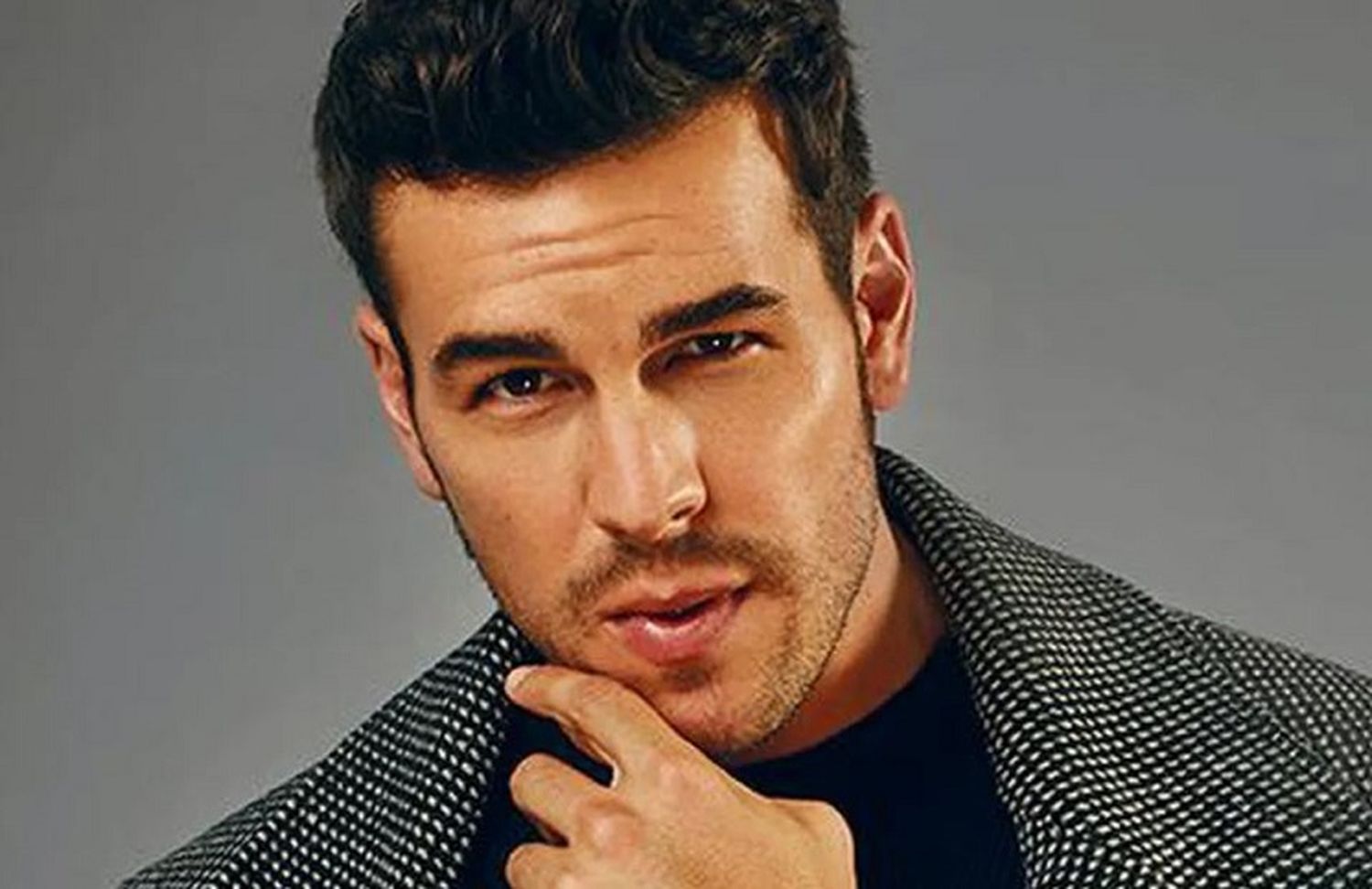 Con el torso desnudo Mario Casas se mostró sonriente con solo una campera de cuero