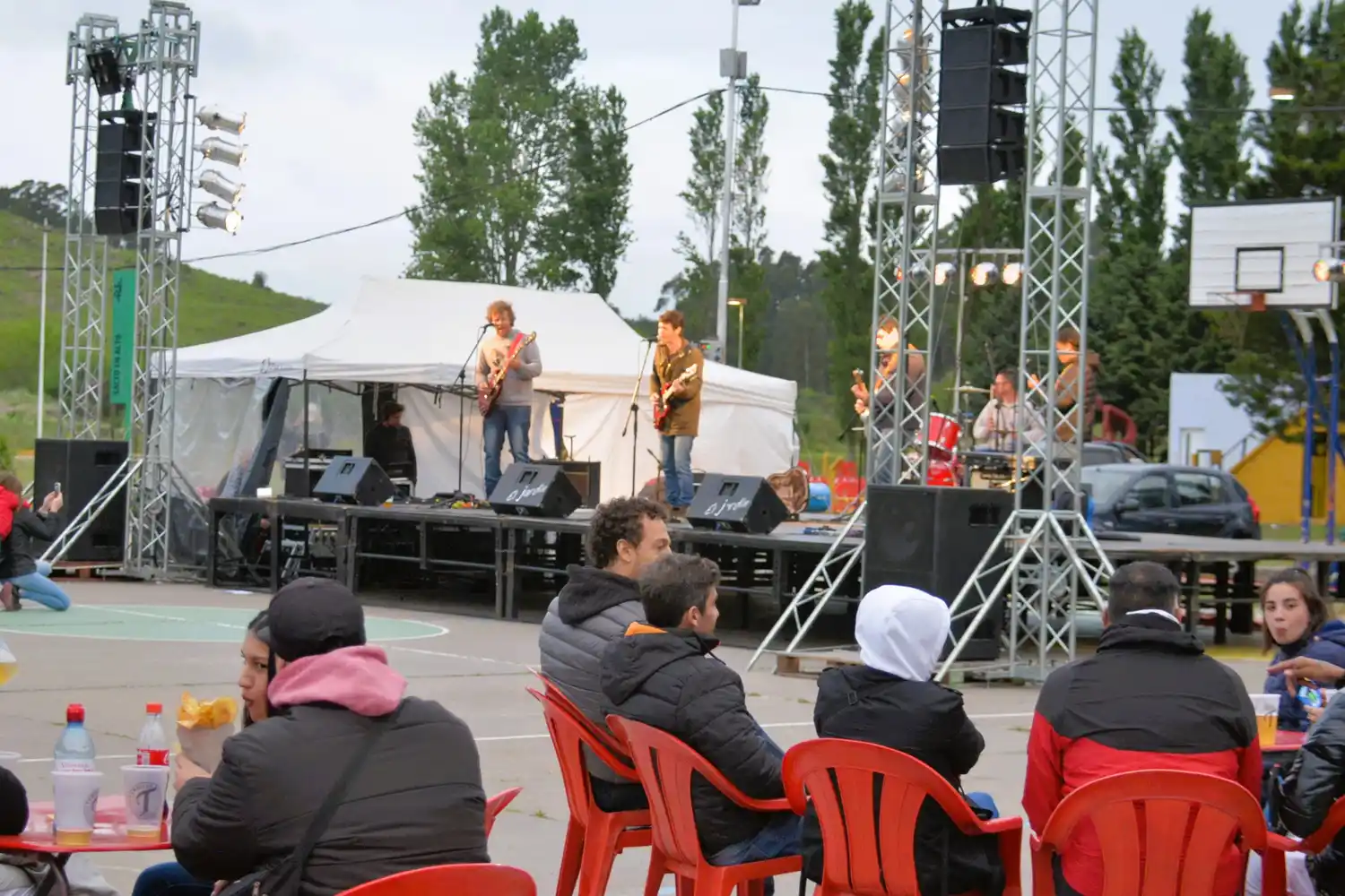 El publico, abrigado, disfrutando de los espectáculos del cierre del festival Tandilia 2022