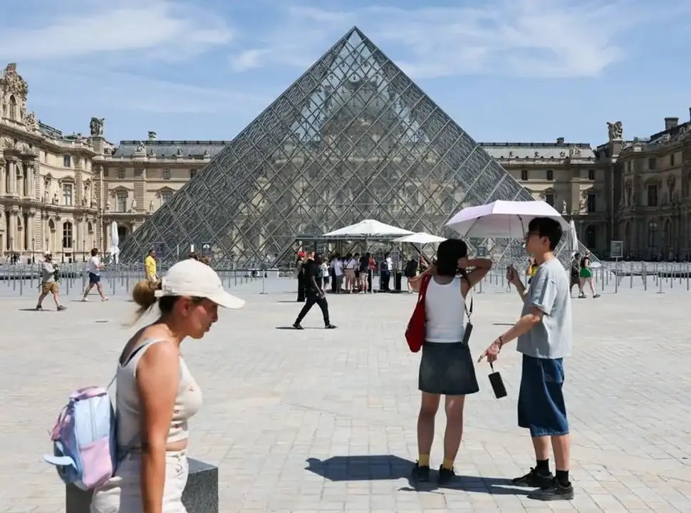 Una ola de calor golpeó fuertemente a París y el oeste de Francia.