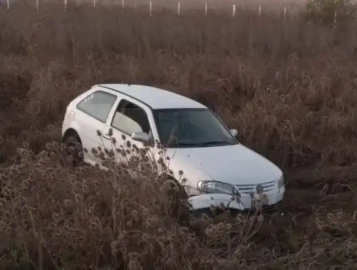 Despistó tras dormirse al volante, abandonó el auto y la Policía lo encontró durmiendo en su casa