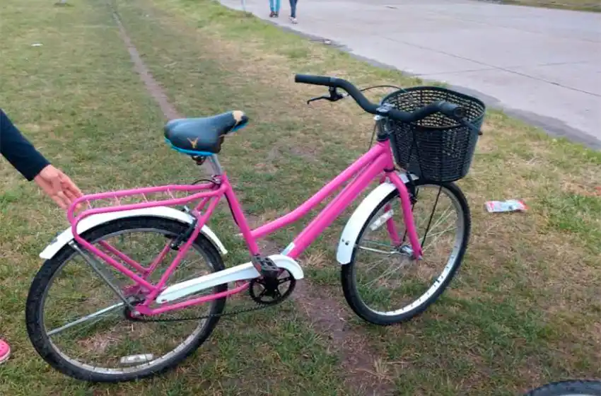 Lo atrapan cuando estaba por robarle la bicicleta a una mujer