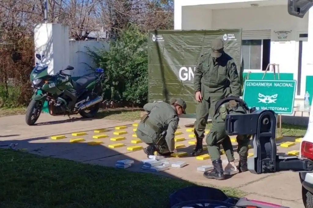 Gendarmería detuvo a un hombre que trasladaba 64 kilos de cocaína en su auto