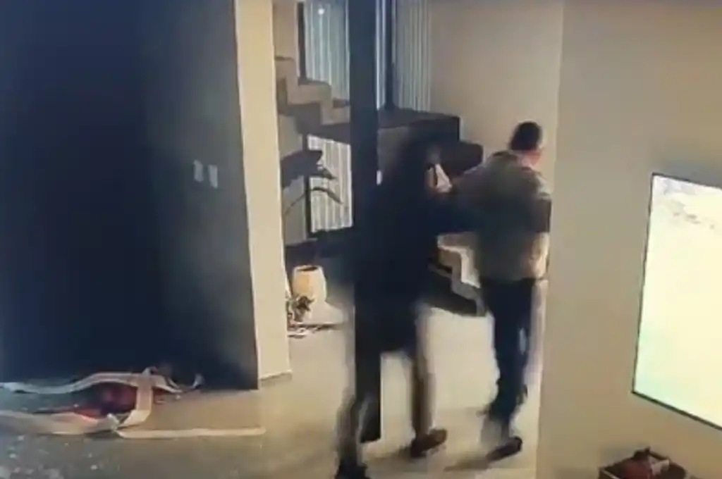 A punta de pistola, los delincuentes redujeron, ataron y encerraron a las víctimas, para actuar con total impunidad.