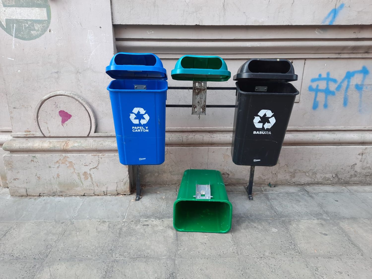 Se cayó el cesto verde de reciclaje en Mitre y Liniers