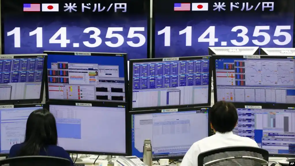 Dólar cae, yen sube ante cautela de inversores