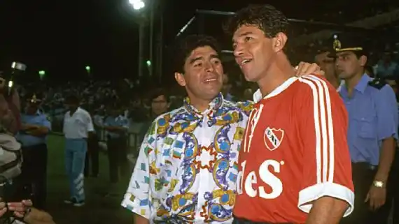 Burru, con la camiseta de Independiente, el club donde tuvo más éxitos, y junto a su socio en la Selección, Maradona Getty Images