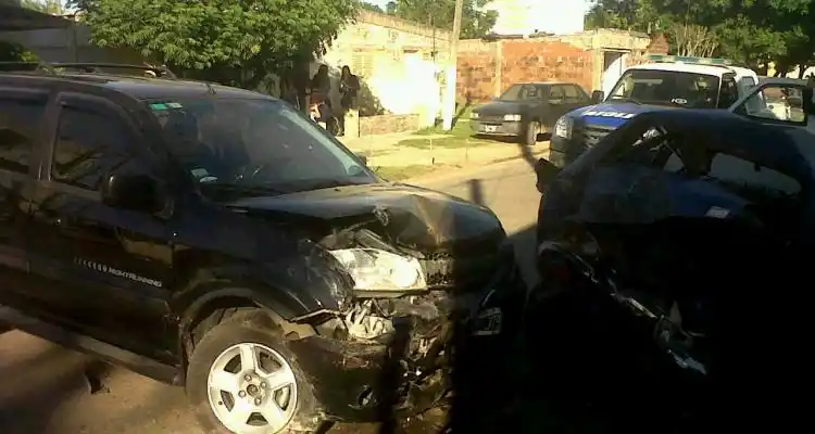 Uniformado alcoholizado chocó tres vehículos estacionados