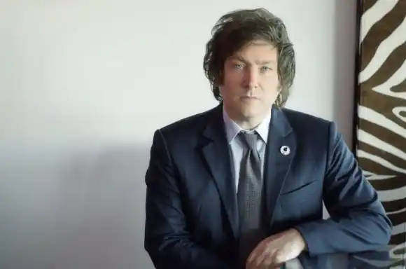 Milei se enojó con una periodista por una información sobre sus perros y la atacó por redes