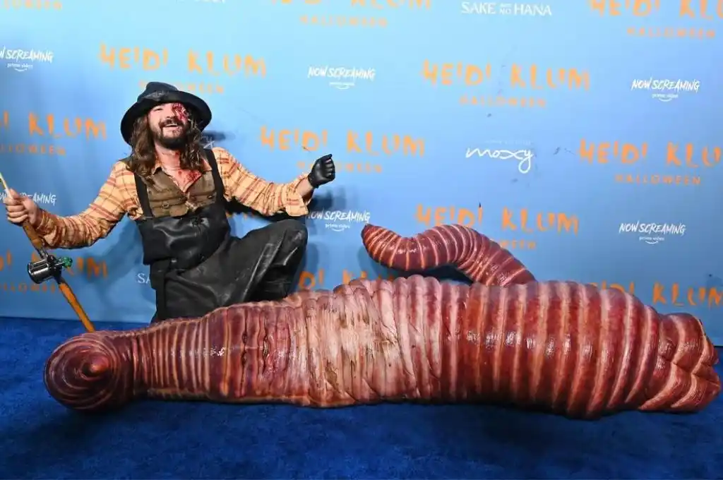 Un gusano “de pasarela”: el impresionante disfraz de la modelo Heidi Klum que requirió 10 horas de preparación