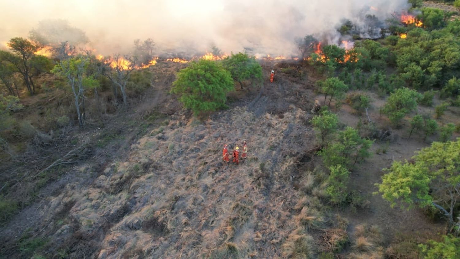 El foco que afectó a 300 hectáreas, si bien se controló, permanece supervisado.