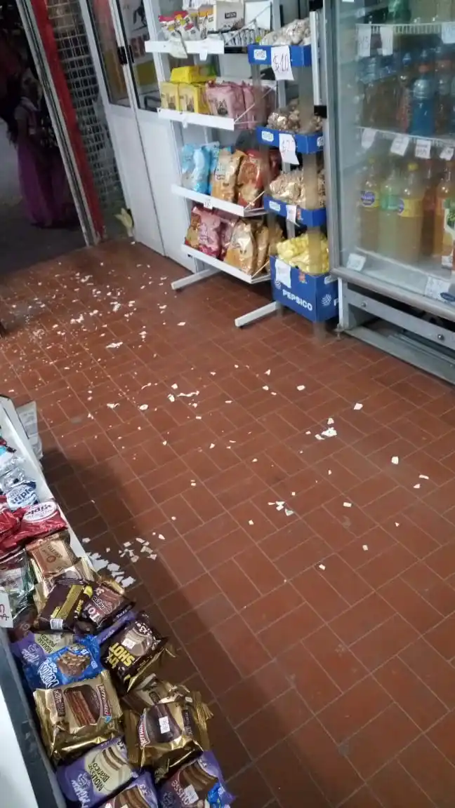 VIDEO: No les quisieron dar golosinas por Halloween y vandalizaron un kiosco