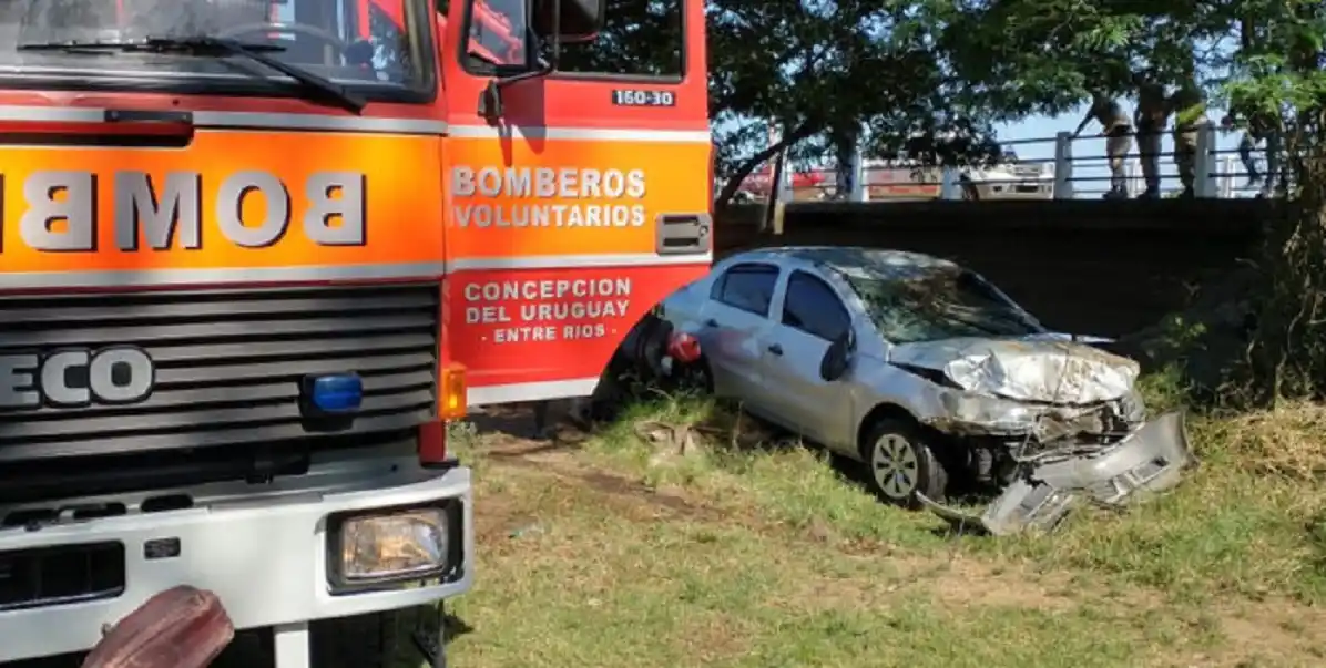 Detuvieron al hombre que iba en el auto que cayó al arroyo y en el que murió una mujer
