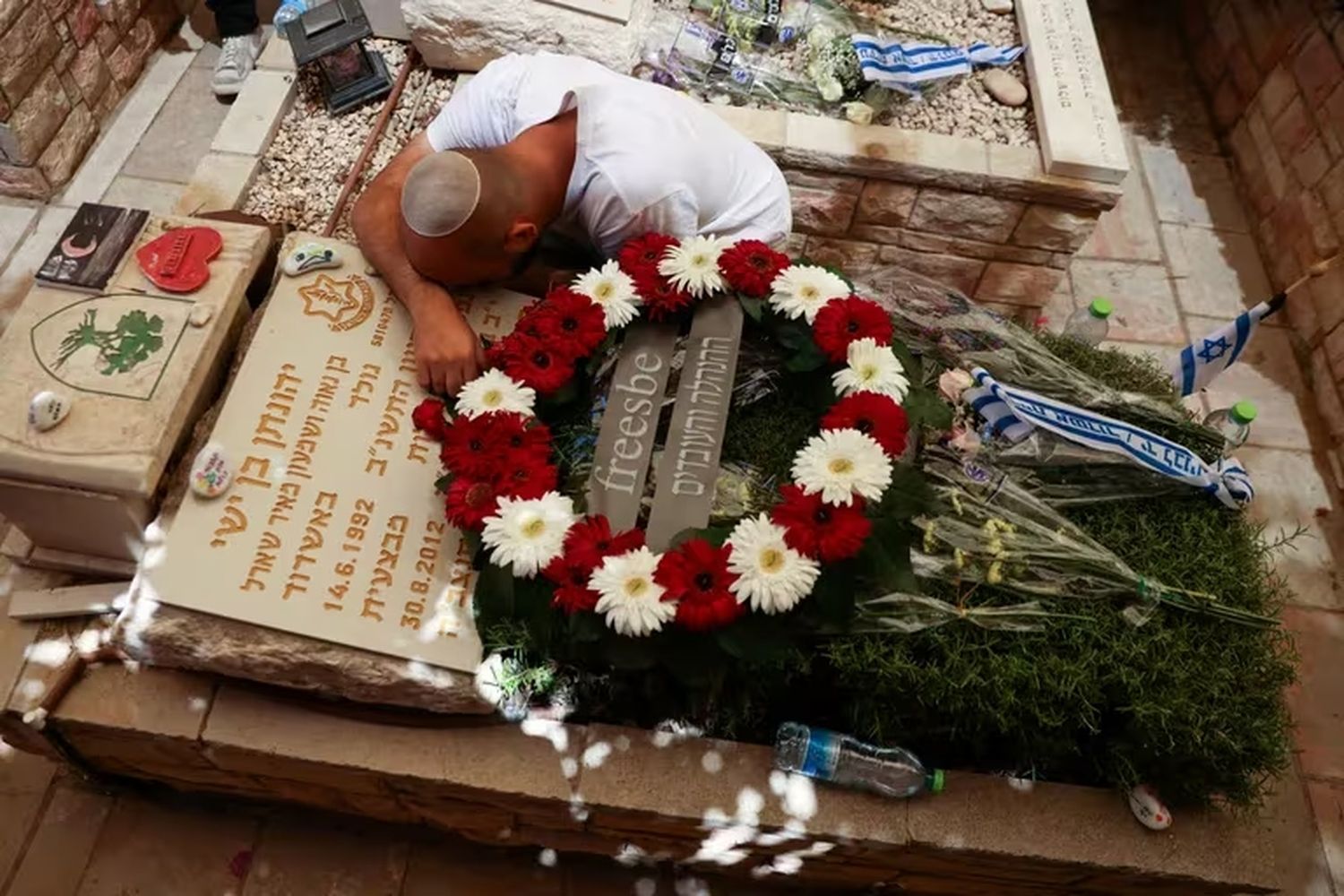 Las sirenas detuvieron las actividades en homenaje a las víctimas