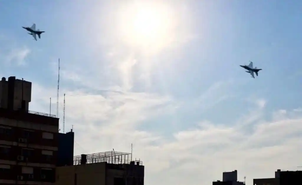 Aviones militares surcaron el cielo de Rosario