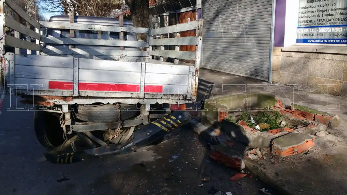 Chocó contra una camioneta y destrozó un poste de luz