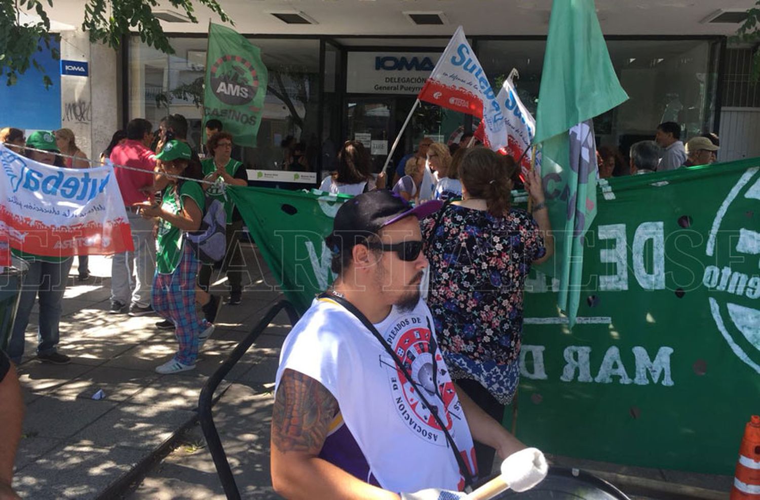 Gremios protestaron en IOMA por la falta de cobertura en clínicas