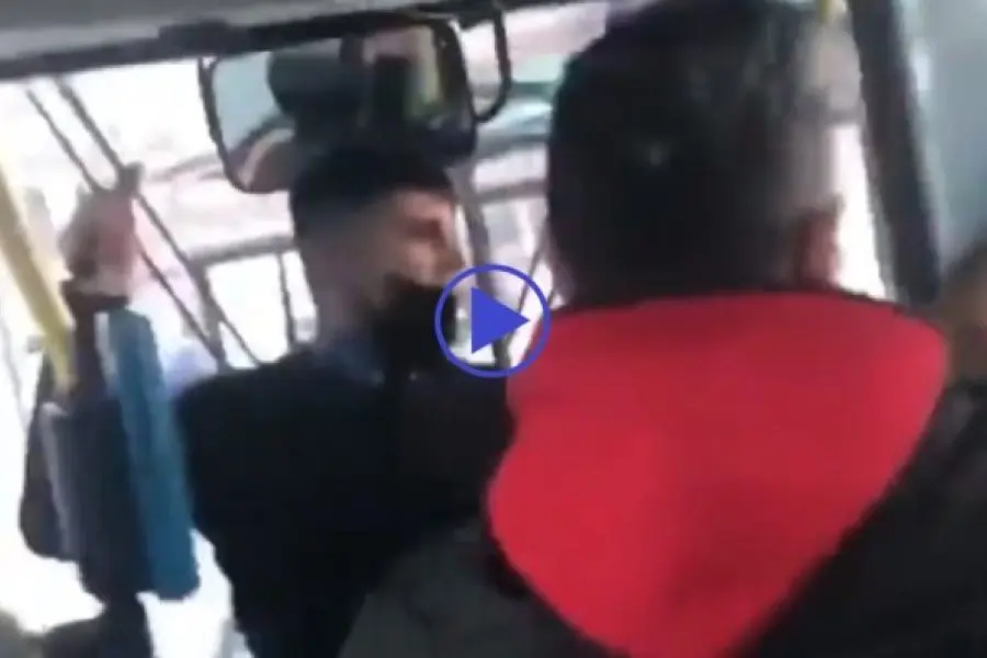 VIDEO | Furia en un colectivo: palazos y patadas en una salvaje pelea entre un chofer y un pasajero