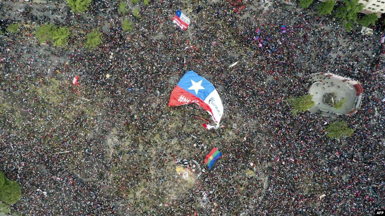 Ejército de Chile levanta toque de queda, Piñera pide renuncia a ministros