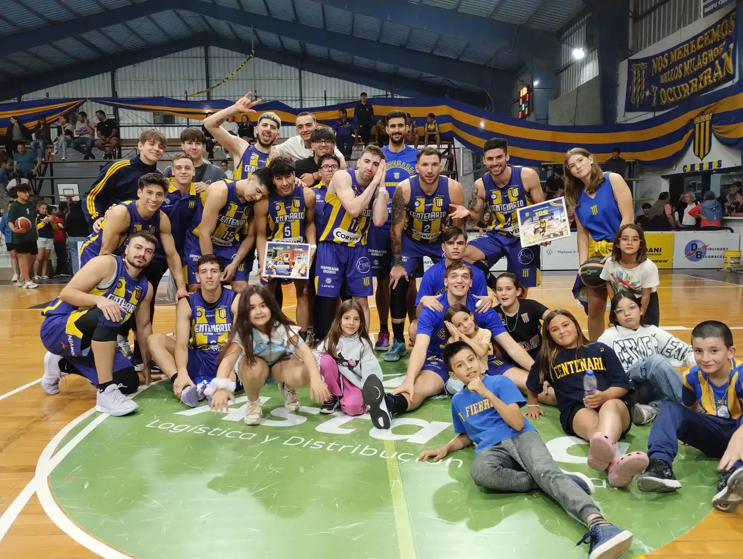 Festejo de La Fiebre que se ilusiona con ser local en el cuadrangular de la siguiente fase. Foto: Fabián Gallego.