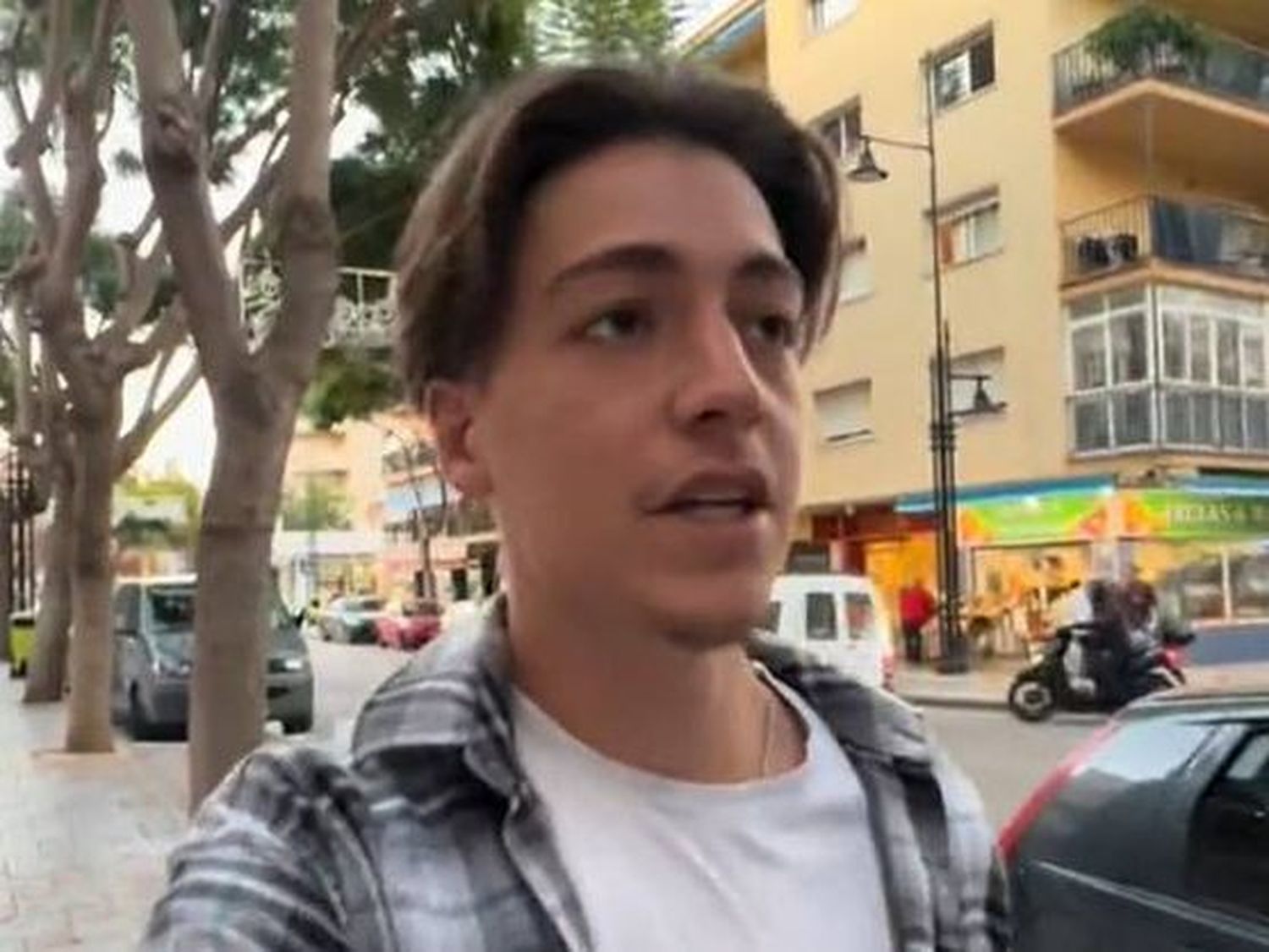 Sasha hablando sobre España (@sasha.viaja)