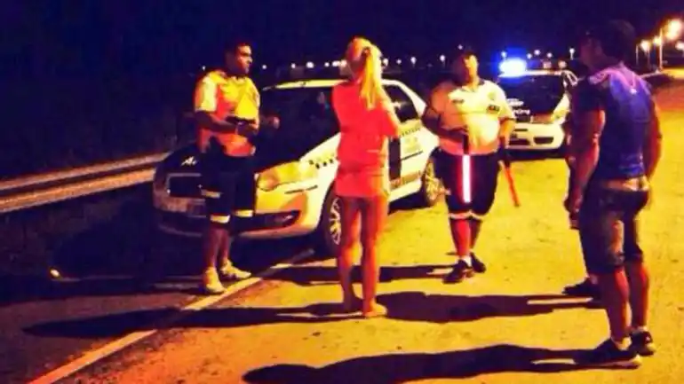 Arrestaron a los policías que se sacaron fotos con Wanda Nara