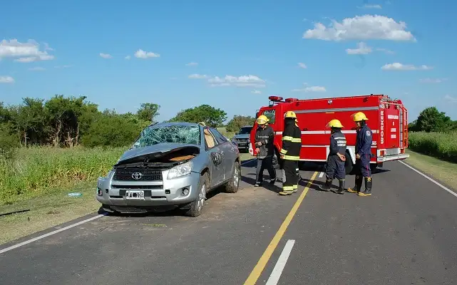 Dos jóvenes terminaron hospitalizadas luego de volcar en una camioneta