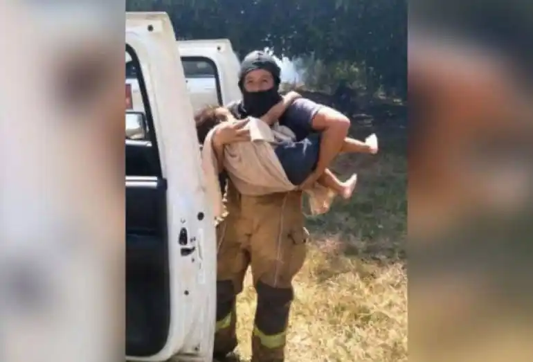 Héroe: una bombera salvó la vida de un nene atrapado en un incendio
