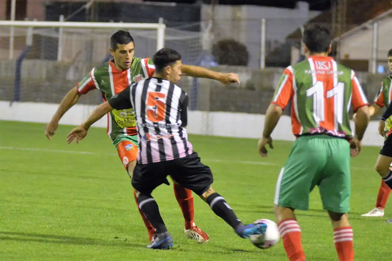 Disipio y Maiz, con todo por la pelota.