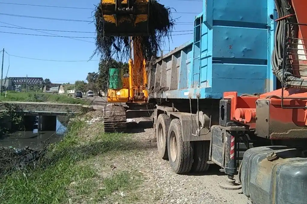 Continúan los trabajos de limpieza de canales a cielo abierto