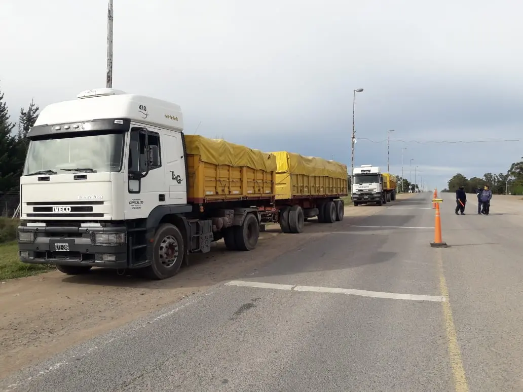 Interceptaron camiones que  transportaban arena a granel