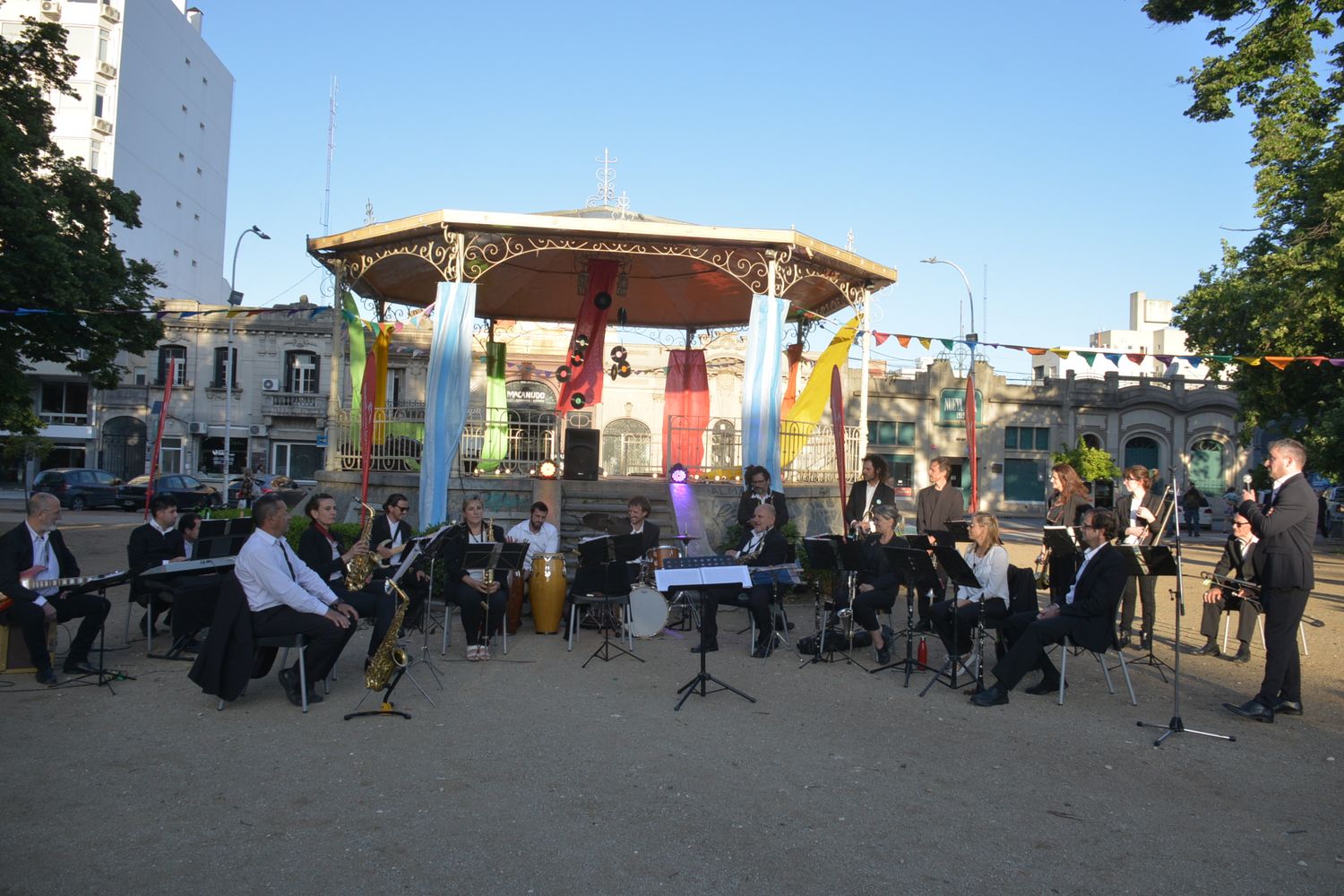 La banda municipal haciendo su concierto didáctico al pie de la glorieta.