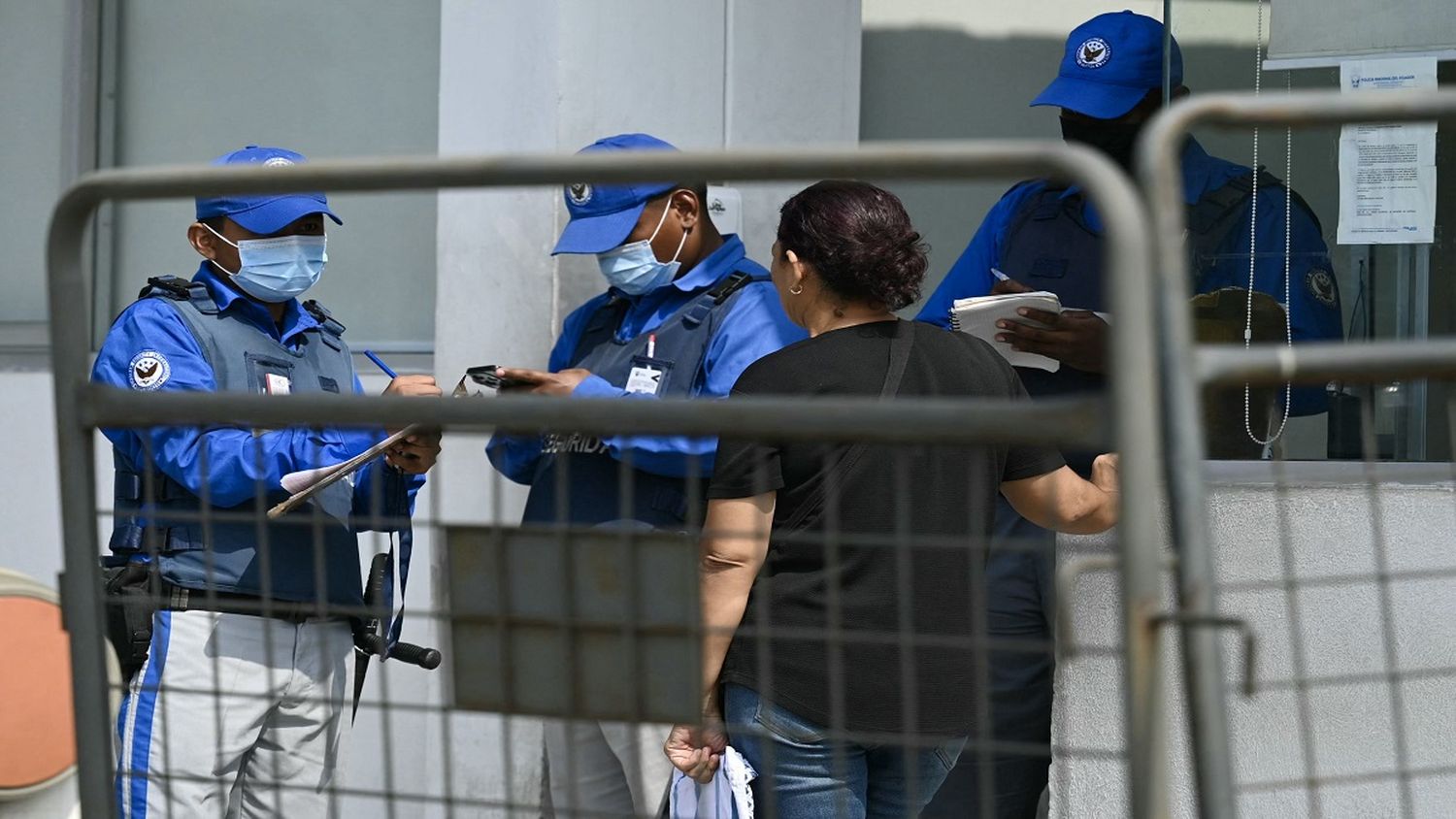 GUAYAQUIL HUELE A MUERTE: la violencia en Ecuador atiborra de cuerpos la morgue de la ciudad