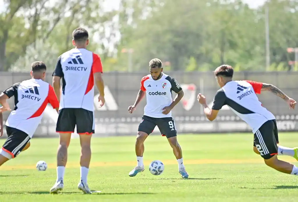 Borja, que será titular, en la última práctica de River.