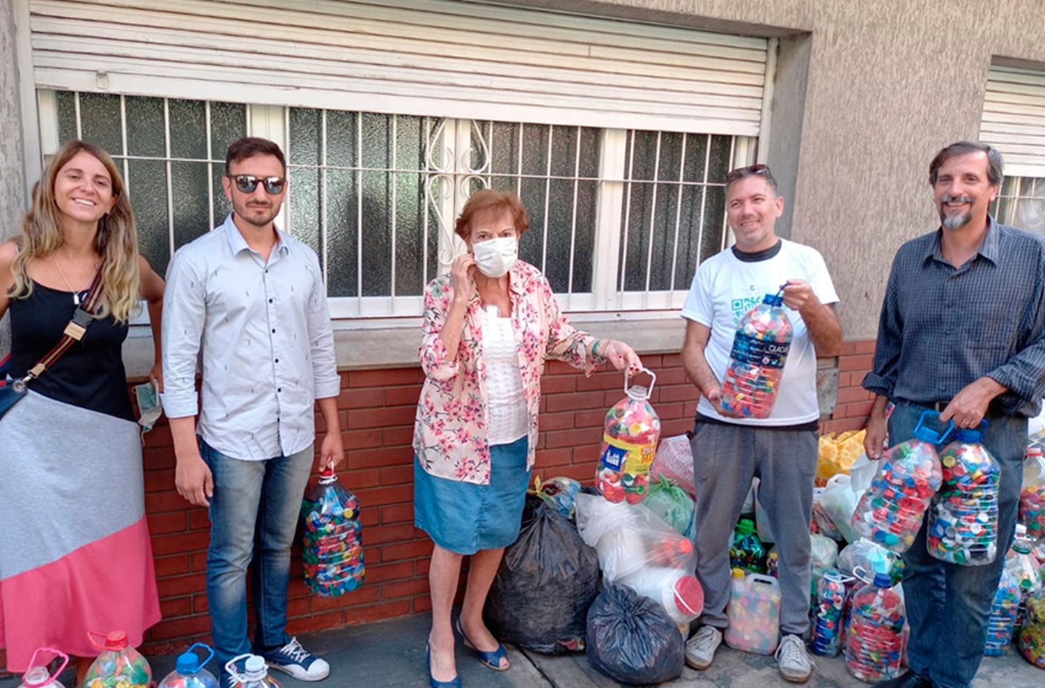 Entregaron más de 120 kilos de tapitas al Materno Infantil
