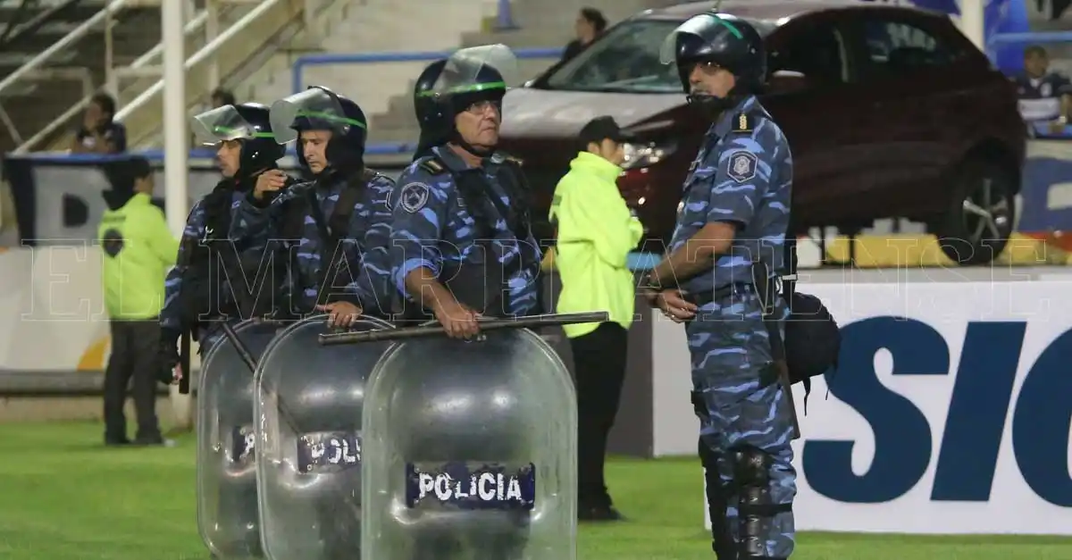 Amplio operativo policial y escasa concurrencia en el Minella