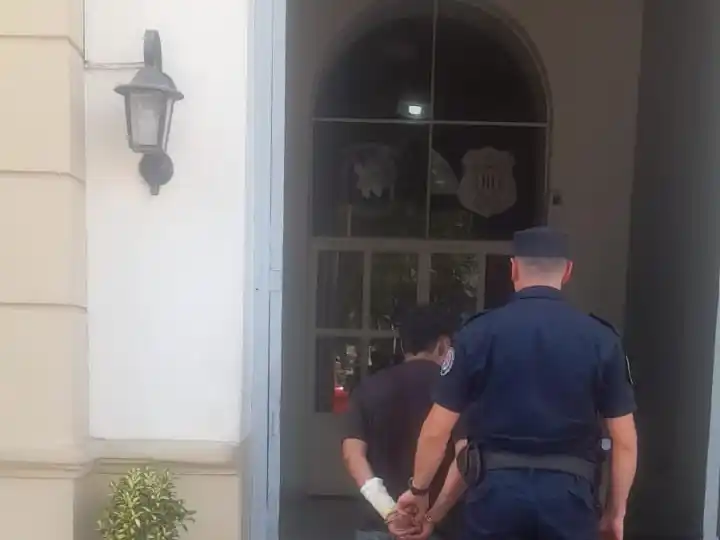 Lo detuvieron mientras intentaba forzar vehículos estacionados