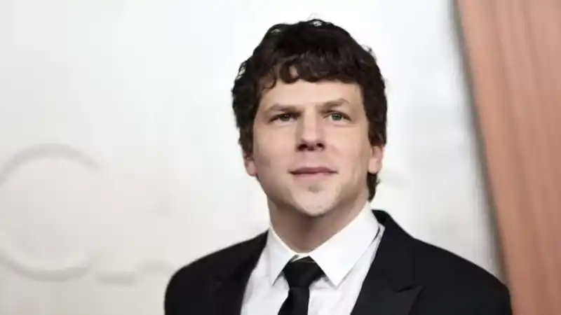 El actor Jesse Eisenberg reveló que donará un riñon: "No tiene riesgos y es algo muy necesario"