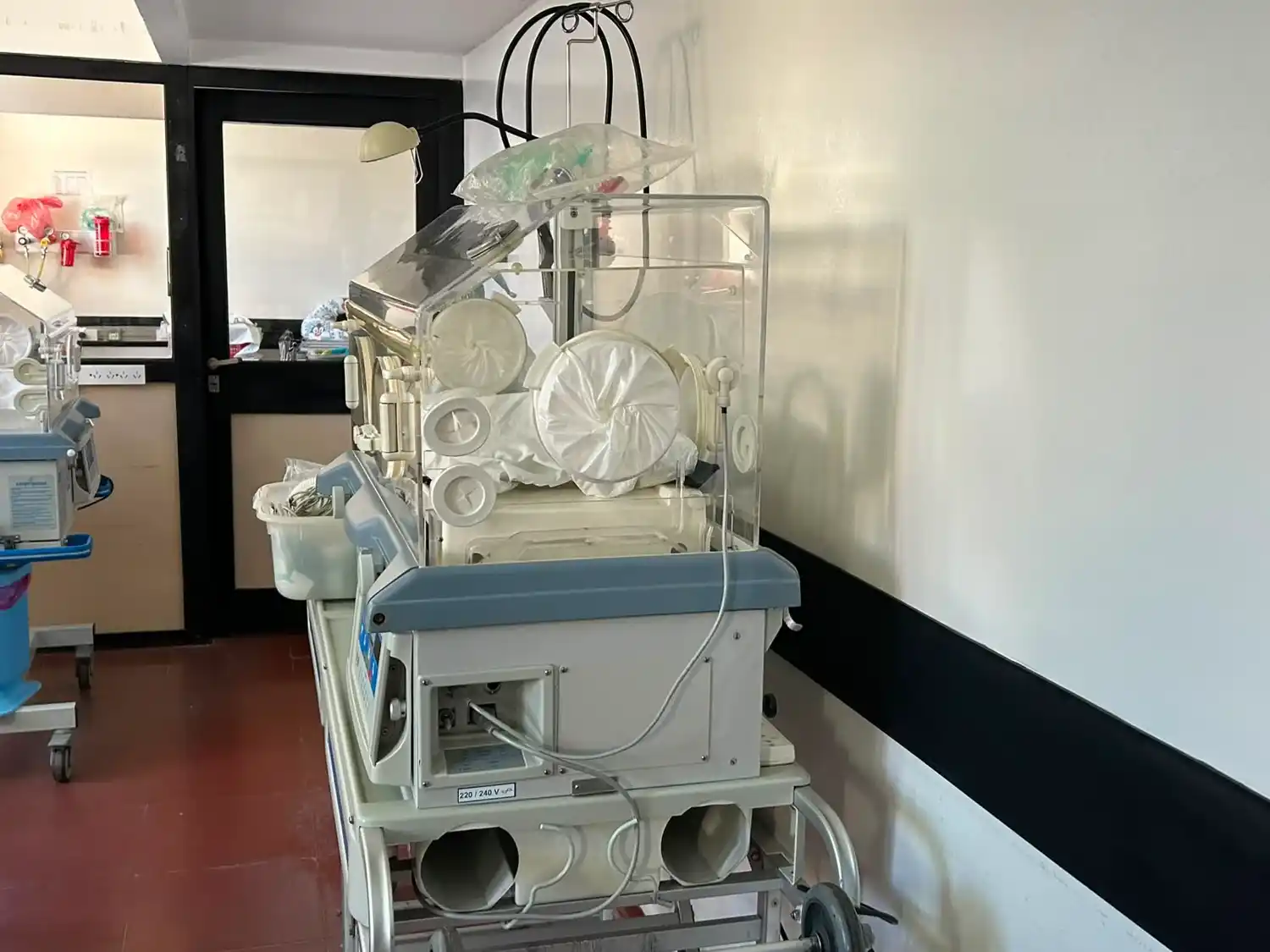 Con el aporte de Región Sanitaria I, el Centro de Salud sumó una incubadora Medix y una servocuna