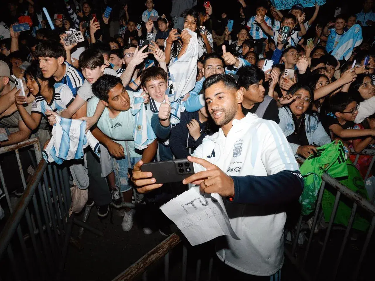Cuti Romero junto a los hinchas que fueron a recibir a la Selección en su lelgada a Córdoba. Foto:@Argentina
