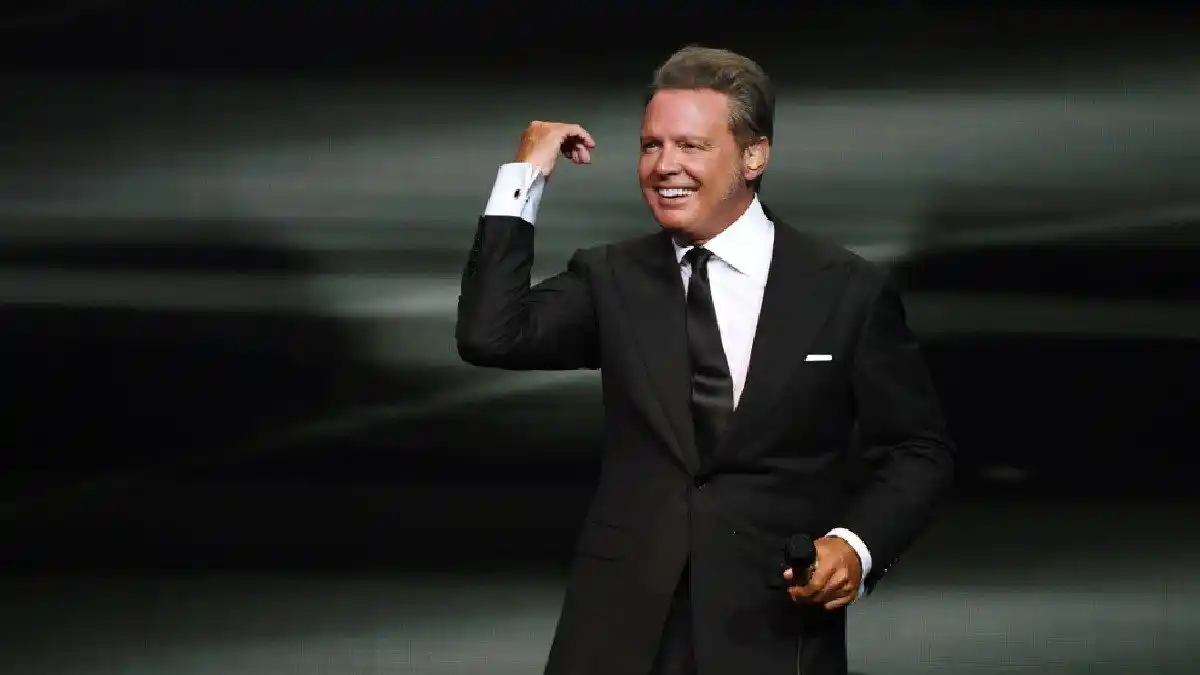 LE SENTÓ BIEN EL AMOR: Luis Miguel se muestra simpático con sus fanáticos