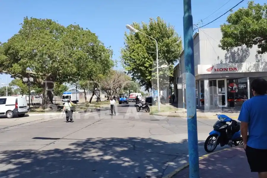 Conducía alcoholizado, chocó un árbol y un auto estacionado: le retuvieron la licencia de conducir.