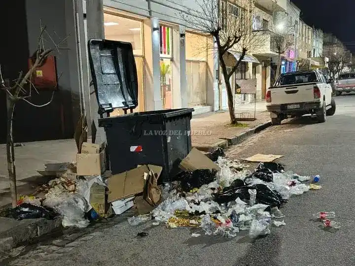 Jóvenes volcaron la basura de tres locales céntricos durante la madrugada
