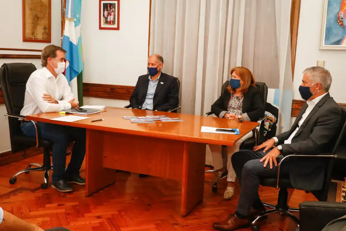 Piaggio firmó un convenio con la UNER para realizar un hospital universitario veterinario