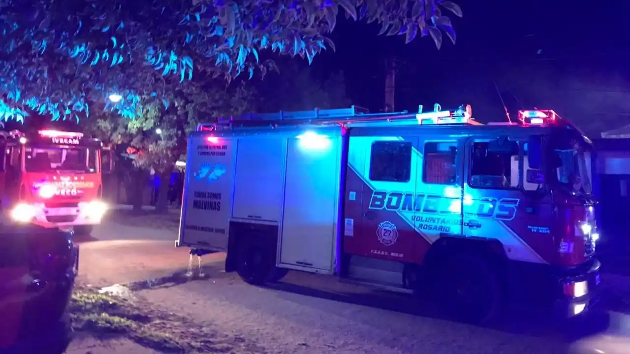 Importante despliegue de bomberos por un incendio en una vivienda de Triángulo y Moderno