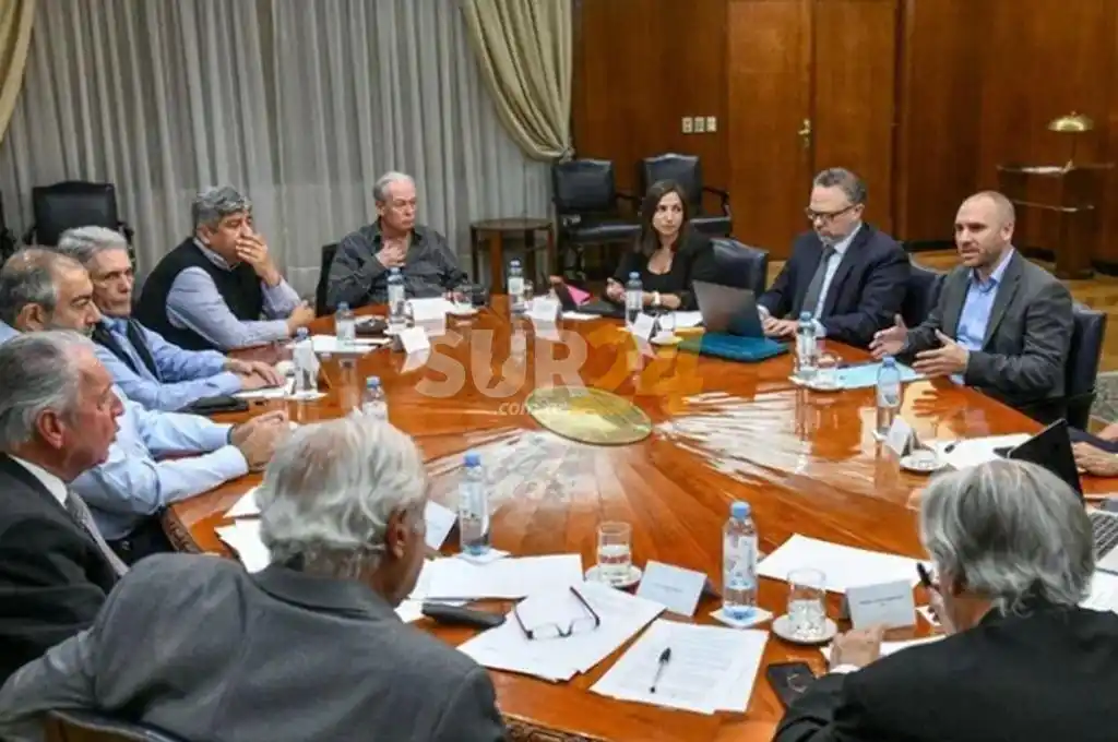 Reunión en Gobierno para anticipar paritarias y lanzar una nueva canasta con 50 productos básicos