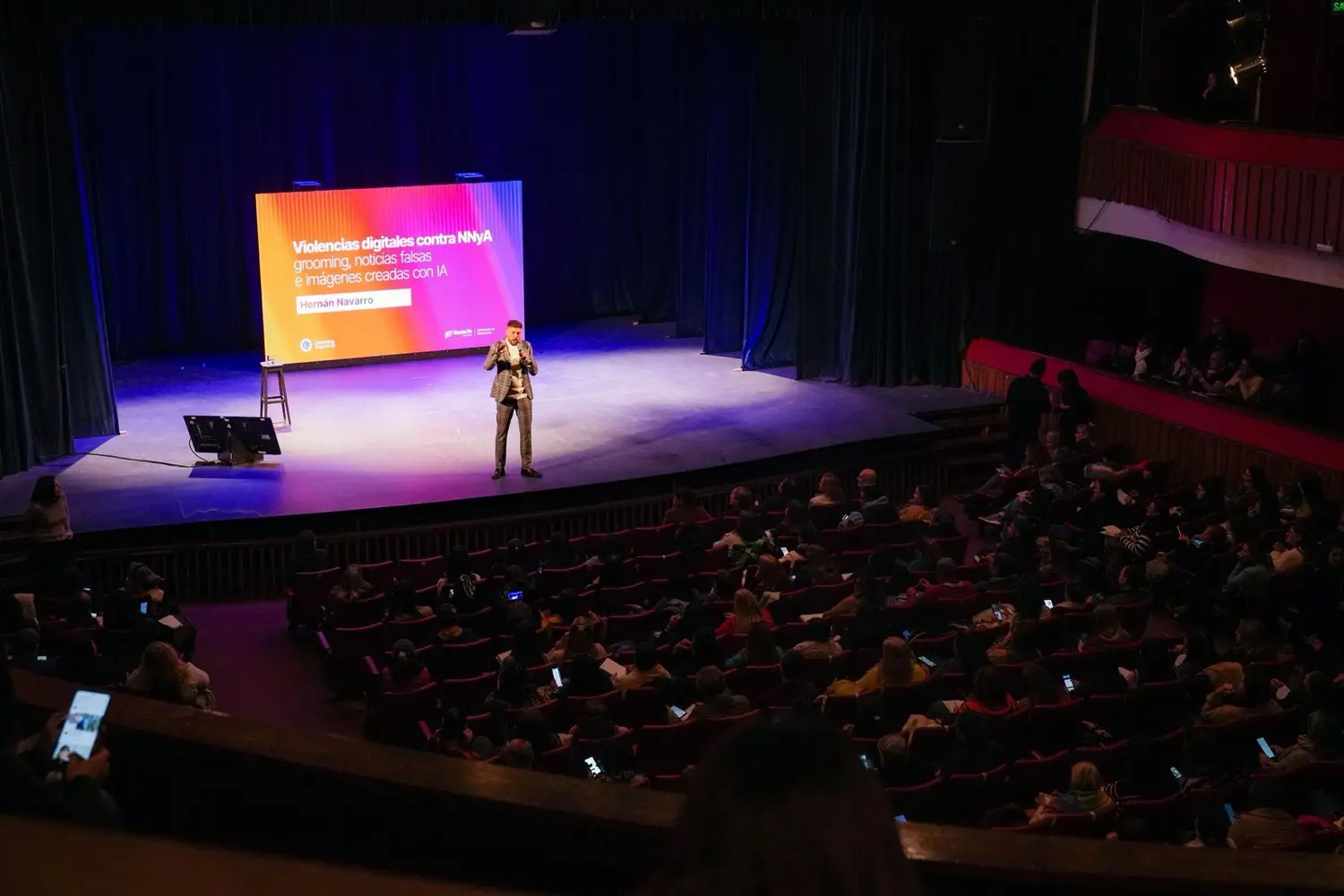 Docentes y familias participaron de una conferencia sobre violencias digitales contra menores en Rosario