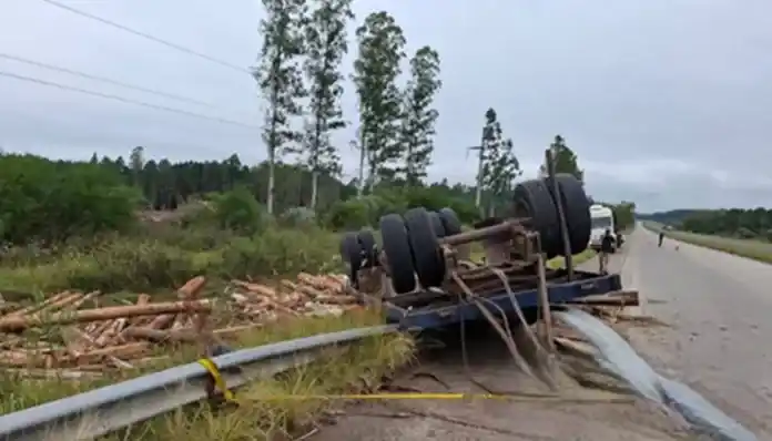 Chocaron dos camiones en Ruta 14: impactantes fotos