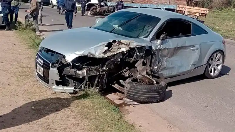 Un auto de alta gama y un camión chocaron en una curva peligrosa